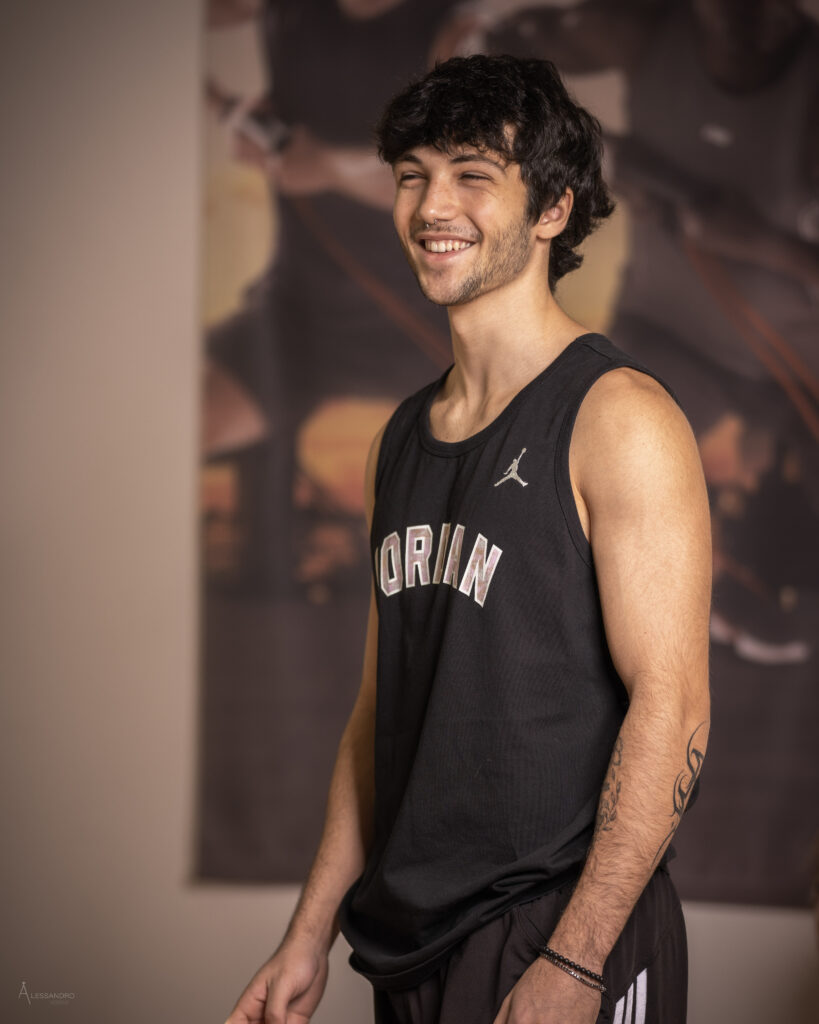 Giovane sorridente in palestra al Centro Sportivo Minusio